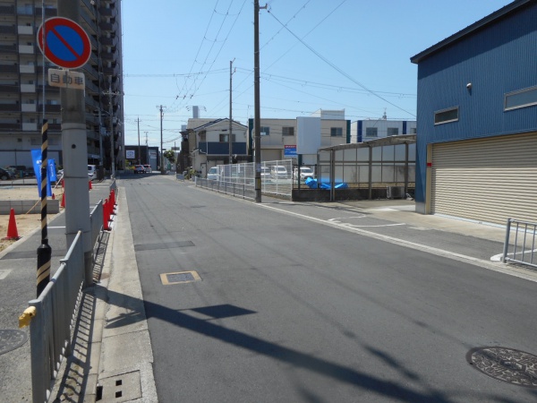 北側から撮影。マンションや戸建住宅のほか事業所も見られる堺市北区長曽根町の住宅地域の一角に立地しています。