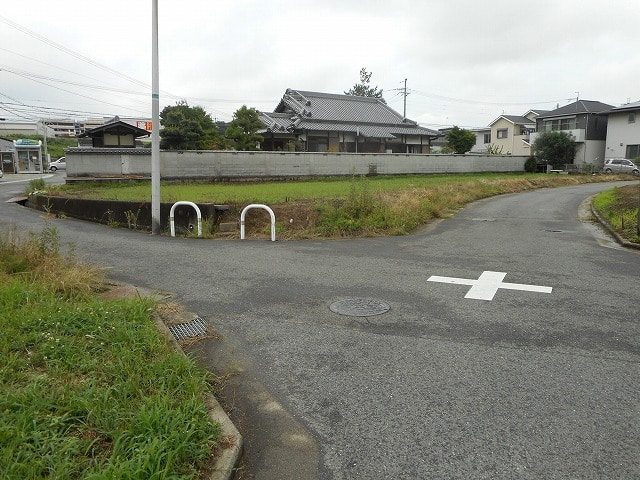 南側の堺市道からの写影。堺片蔵農園の（道路を挟んで）北側に立地しています。